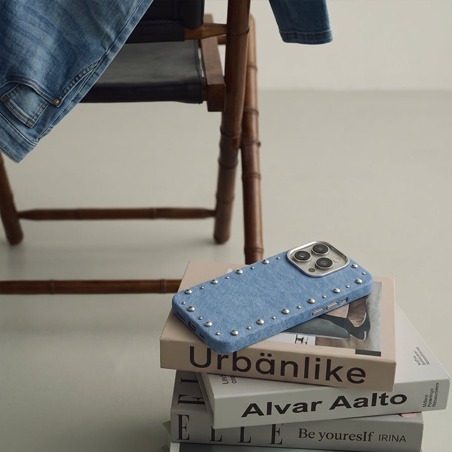 Carcasa Denim MagBattery para iPhone 14 Pro — vista en ángulo estilo casual
