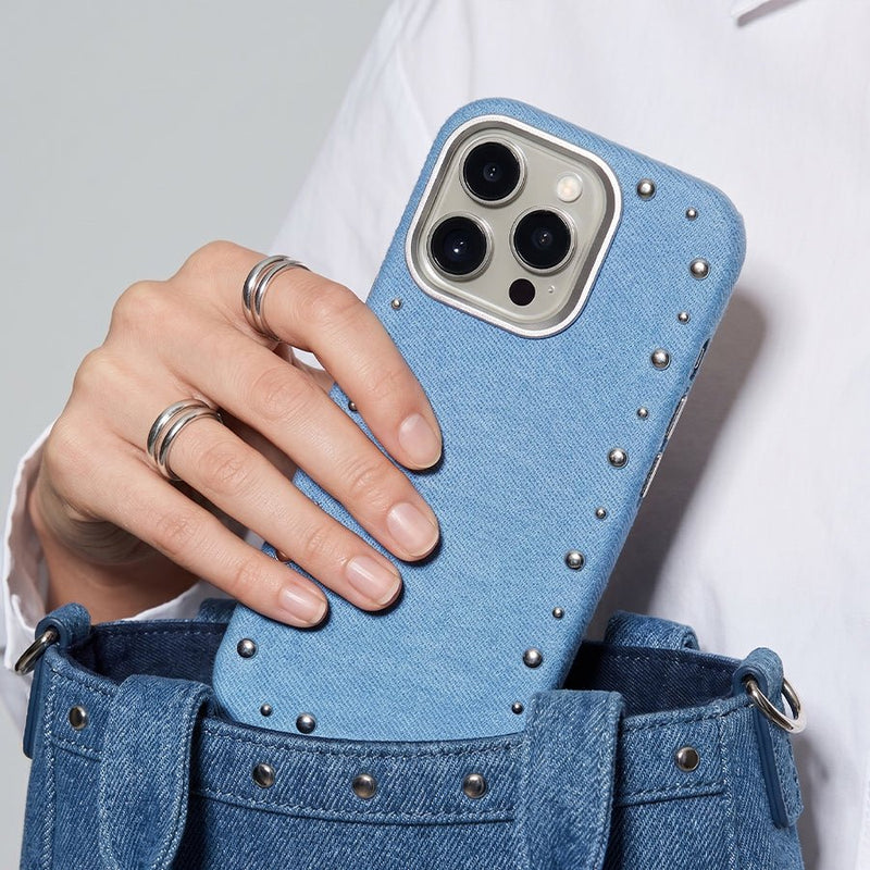 Detalle del acabado vaquero de la funda Denim MagBattery para iPhone 16 Pro
